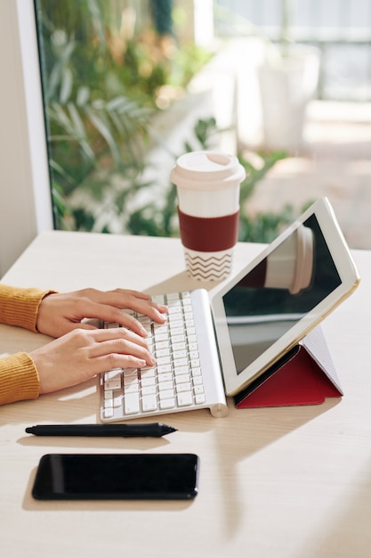 Onderneemster die aan tabletcomputer werkt