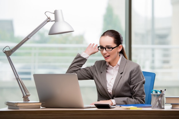 Onderneemster die bij haar bureau werkt