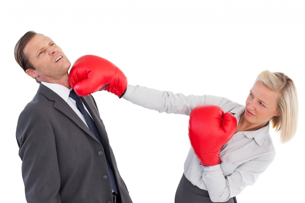 Onderneemster die collega met haar bokshandschoenen raken