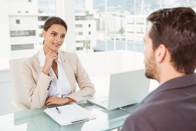 Onderneemster die de mens in bureau interviewen