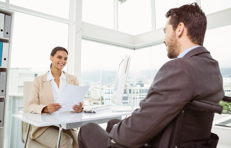 Foto onderneemster die de mens in bureau interviewen
