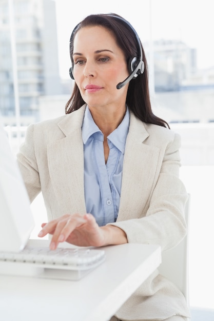 Onderneemster die een telefoongesprek neemt