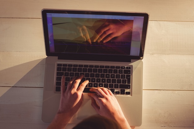 Onderneemster die haar laptop met behulp van bij bureau