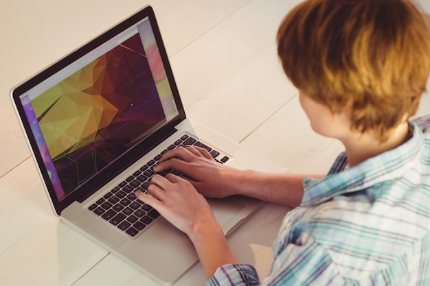 Onderneemster die haar laptop met behulp van bij bureau