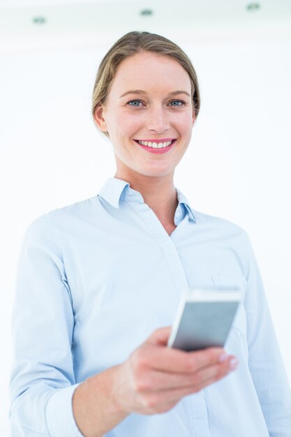 Onderneemster die haar mobiele telefoon met behulp van