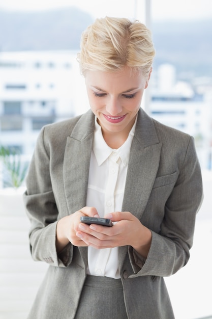 Onderneemster die haar smartphone gebruikt