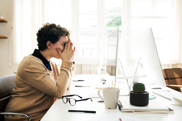 Onderneemster die in bureau werkt