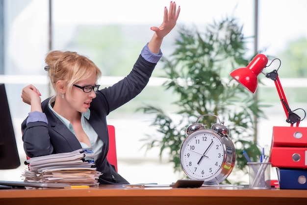 Onderneemster die in het bureau werkt