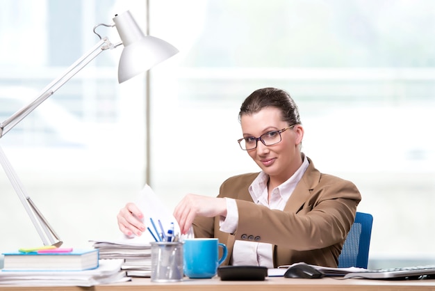 Onderneemster die in het bureau werkt