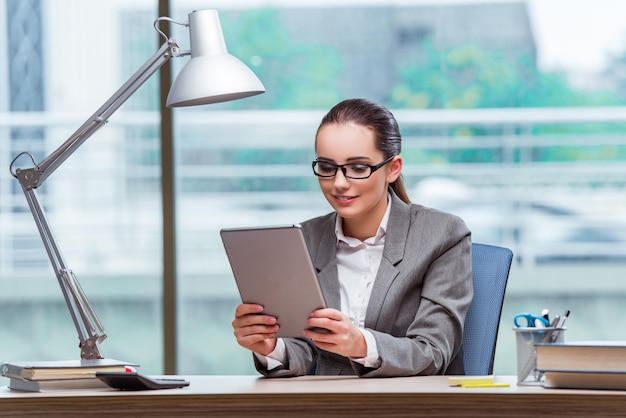 Onderneemster die met tabletcomputer werken in bedrijfsconcept