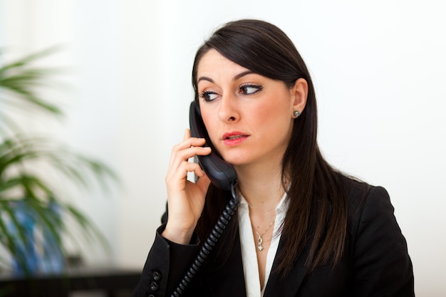 Onderneemster die op de telefoon spreekt