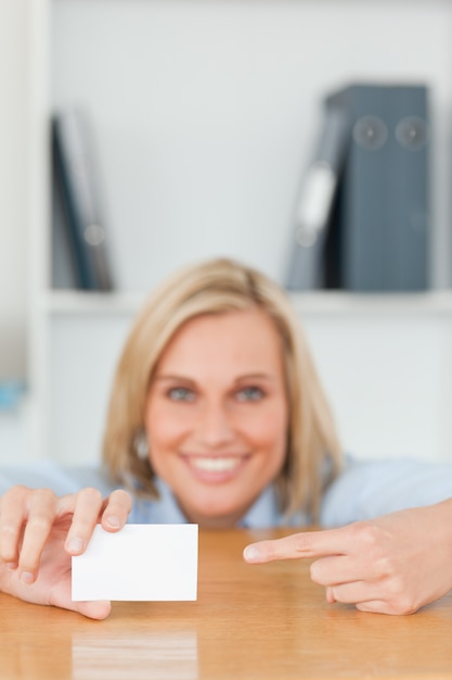 Foto onderneemster die op een kaart richt die achter haar bureau buigt