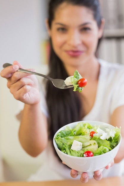 Onderneemster die salade in bureau aanbieden