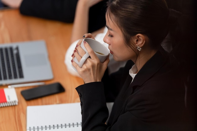 Onderneemster die strategie voor concept harmonie in bureau met koffie bespreekt