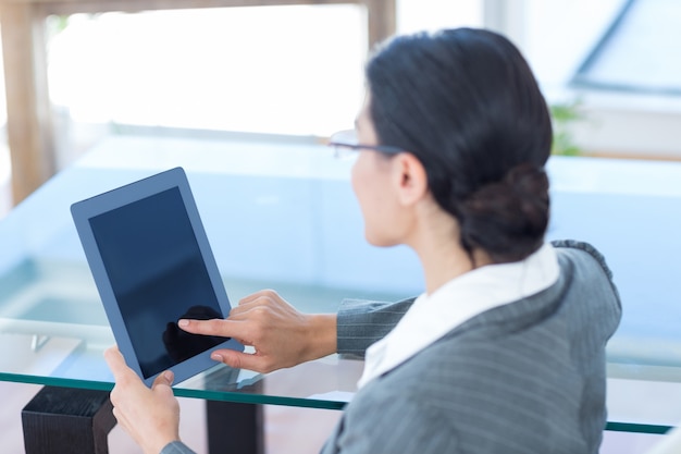 Onderneemster die tabletpc met behulp van