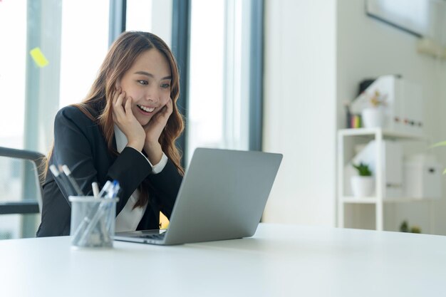 Onderneemster die vreugde tonen bij haar succesvol bureau