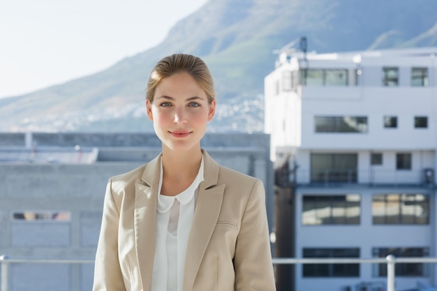 Onderneemster die zich in haar bureau bevindt