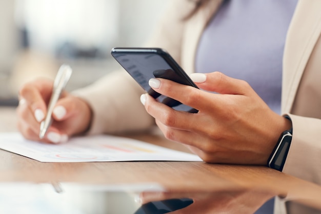 Onderneemster Holding Smartphone Close Up