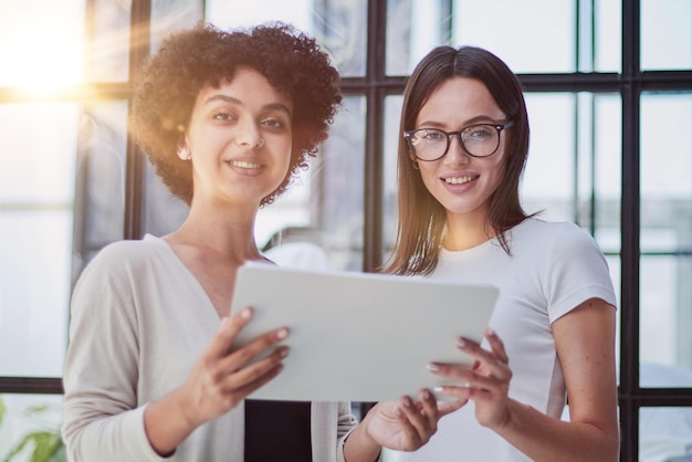 Onderneemster met collega die zich in modern bureau bevindt