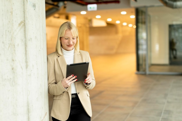 Onderneemster met digitale tablet op moderne bureaugang