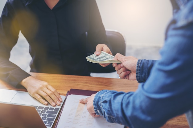 Onderneemster met geld van haar bedrijfssucces.