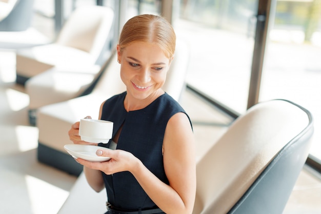 Onderneemster met koffie of theekop