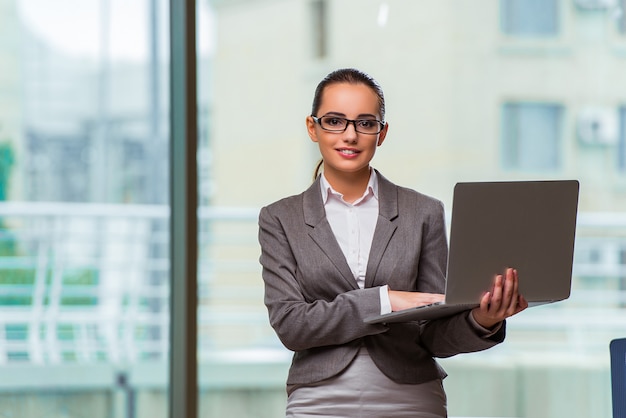 Onderneemster met laptop in bedrijfsconcept