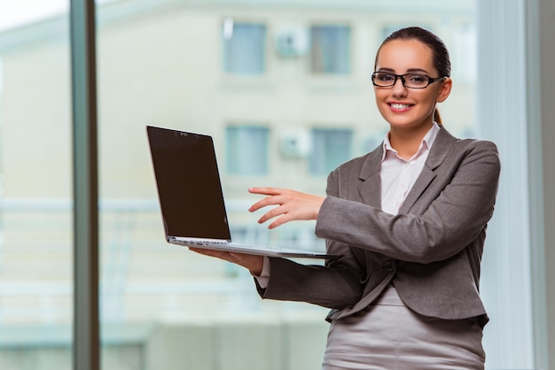 Onderneemster met laptop in bedrijfsconcept