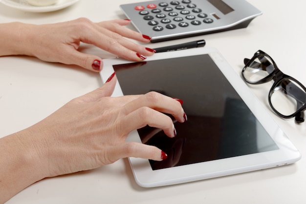 Onderneemster op het kantoor die aan tablet werken