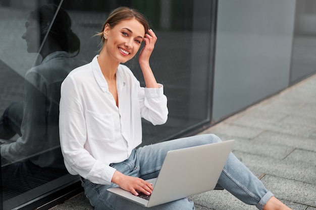 Onderneemster openlucht met laptop