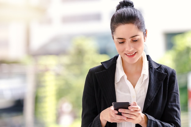 Onderneemsterarbeider die op smartphone spreken