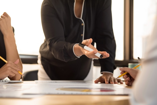 Onderneemsterleider die om advies van haar collega in de vergadering vragen