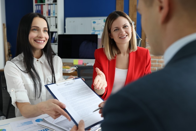 Onderneemsters die aanbieden om contract te ondertekenen met de mens in functie