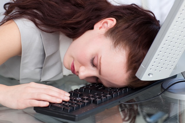 Onderneemsterslaap op het toetsenbord in het bureau