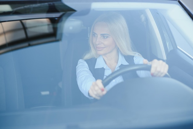 Onderneemsterzitting in bestuurderszetel in haar auto