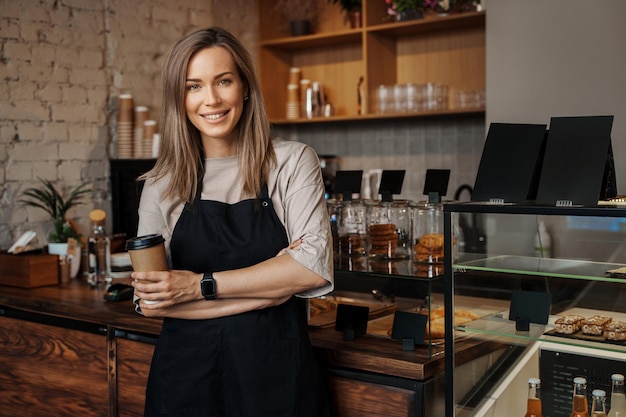 Ondernemende barista met afhaalkoffie