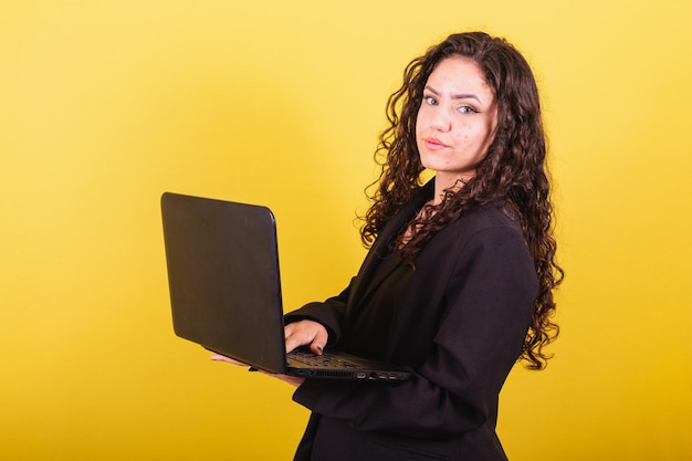 Ondernemende vrouw die een pak draagt met een laptop Zakenvrouw telewerk