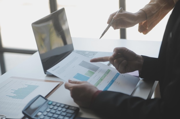 Ondernemer Aziatische zakenman en zakenvrouw bespreken nieuw zakelijk project in tablet in modern Meeting In Modern Office Aziatisch zakelijk casual concept