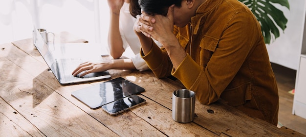 Ondernemer Aziatische zakenman en zakenvrouw bespreken nieuw zakelijk project in tablet in modern Meeting In Modern Office Aziatisch zakelijk casual concept