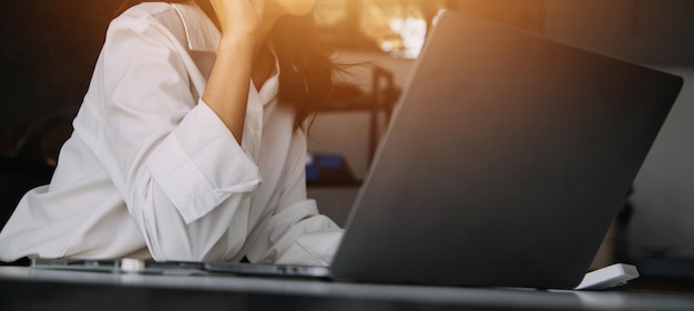 Ondernemer Aziatische zakenman en zakenvrouw bespreken nieuw zakelijk project in tablet in modern Meeting In Modern Office Aziatisch zakelijk casual concept