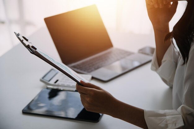 Ondernemer Aziatische zakenman en zakenvrouw bespreken nieuw zakelijk project in tablet in moderne Meeting In Modern Office Aziatisch zakelijk casual concept