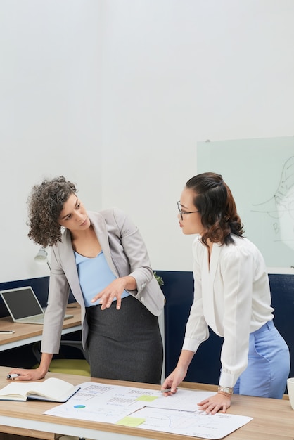 Foto ondernemer bespreken statistieken document