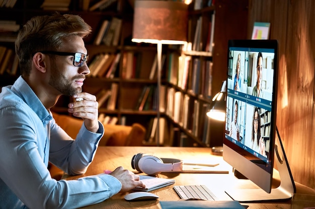 Ondernemer die een virtueel team ontmoet via een videoconferentie met behulp van een computer sociale afstandswerker die vanuit zijn of haar kantoor werkt via een externe videoconference online chat webinar bekijken videocall maken