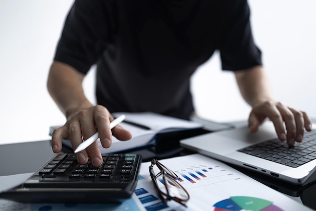 Ondernemer die financiële gegevens en verslagen analyseert