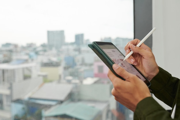 Ondernemer die grafieken op tablet controleert