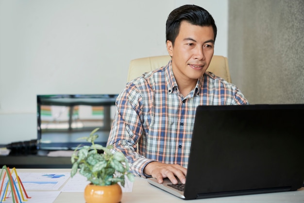 Ondernemer die op laptop werkt