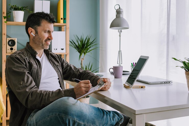 Foto ondernemer die thuis online werkt met een tablet