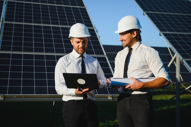 Ondernemer en werknemer bij zonne-energiebatterijen