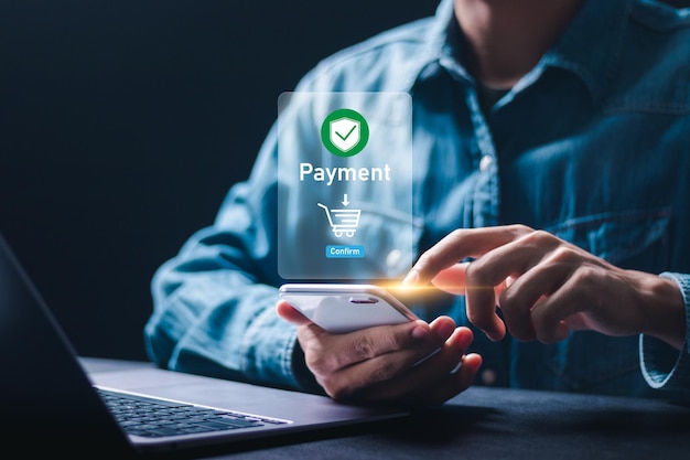 Foto ondernemer gebruikt mobiele smartphone online betaling banking en online winkelen voor digitale online betaling concept