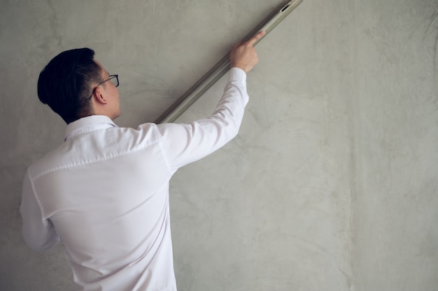 Foto ondernemer had zelf werk omdat probleem met constructeur geen arbeid ter plaatse heeft om te werken